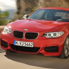 xDrive összkerék-hajtással is elérhető a BMW M235i kupé