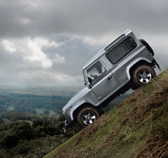 Hibridhajtású főnixként támad fel a Land Rover Defender