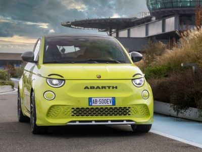 „Műhanggal” érkezik az első elektromos Abarth